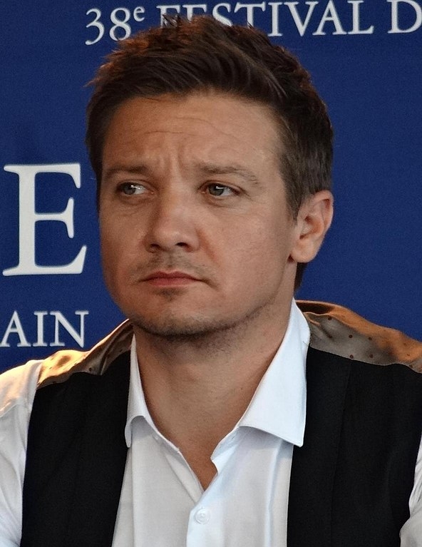 Jeremy Renner lembrou do acidente ocorrido em 2023 no primeiro dia de 2025, quando utilizou as redes sociais para celebrar o seu “renascimento”.  Reprodução: Flipar