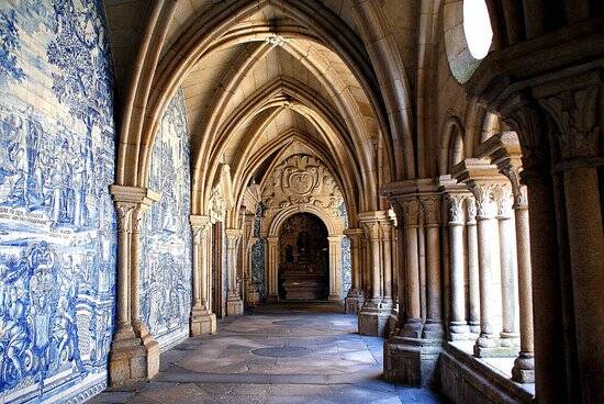Pilares em arcos e azulejos dentro da Catedral Sé do Porto. Foto: Reprodução/TripAdvisor