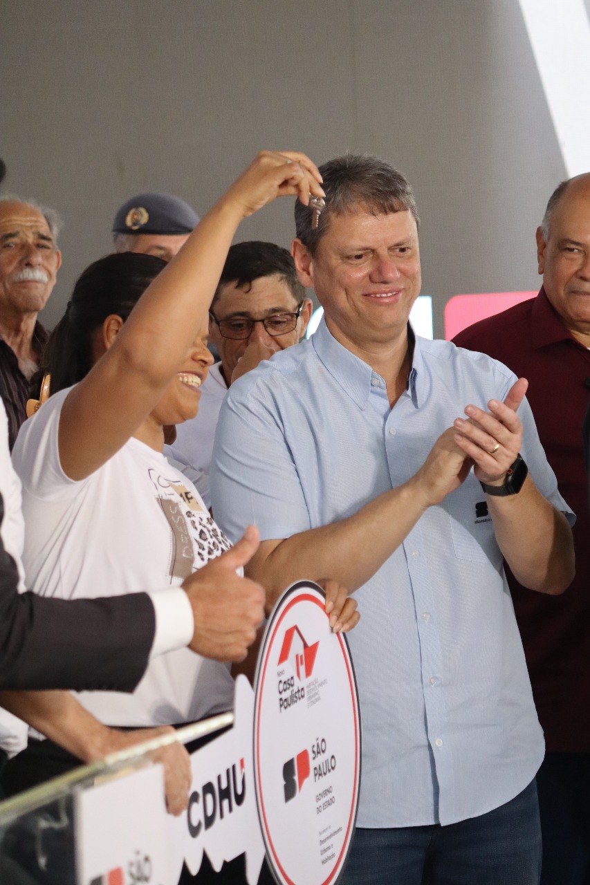 Tarcísio participa da entrega de mais de 550 moradias em SP. Foto: Reprodução/Gabriel Barros - Portal iG