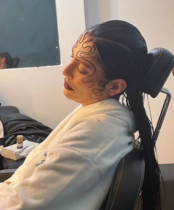 Cleo Pires cochilando durante maquiagem Reprodução: Instagram
