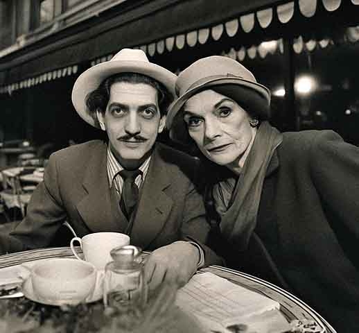 Ela teve envolvimentos amorosos com figuras influentes da época. O suposto caso com o compositor e pianista russo Igor Stravinsky foi retratado no filme “Coco Chanel e Igor Stravinsky”, que encerrou o Festival de Cannes de 2009.
 Reprodução: Flipar