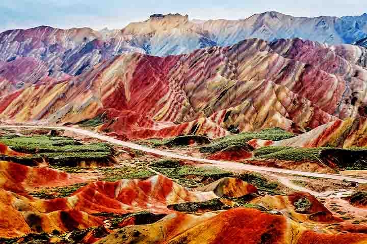 O Parque Geológico Nacional Zhangye Danxia, localizado no noroeste da China, é uma das maravilhas naturais mais espetaculares do mundo. Conheça mais sobre este lugar fantástico! Reprodução: Flipar