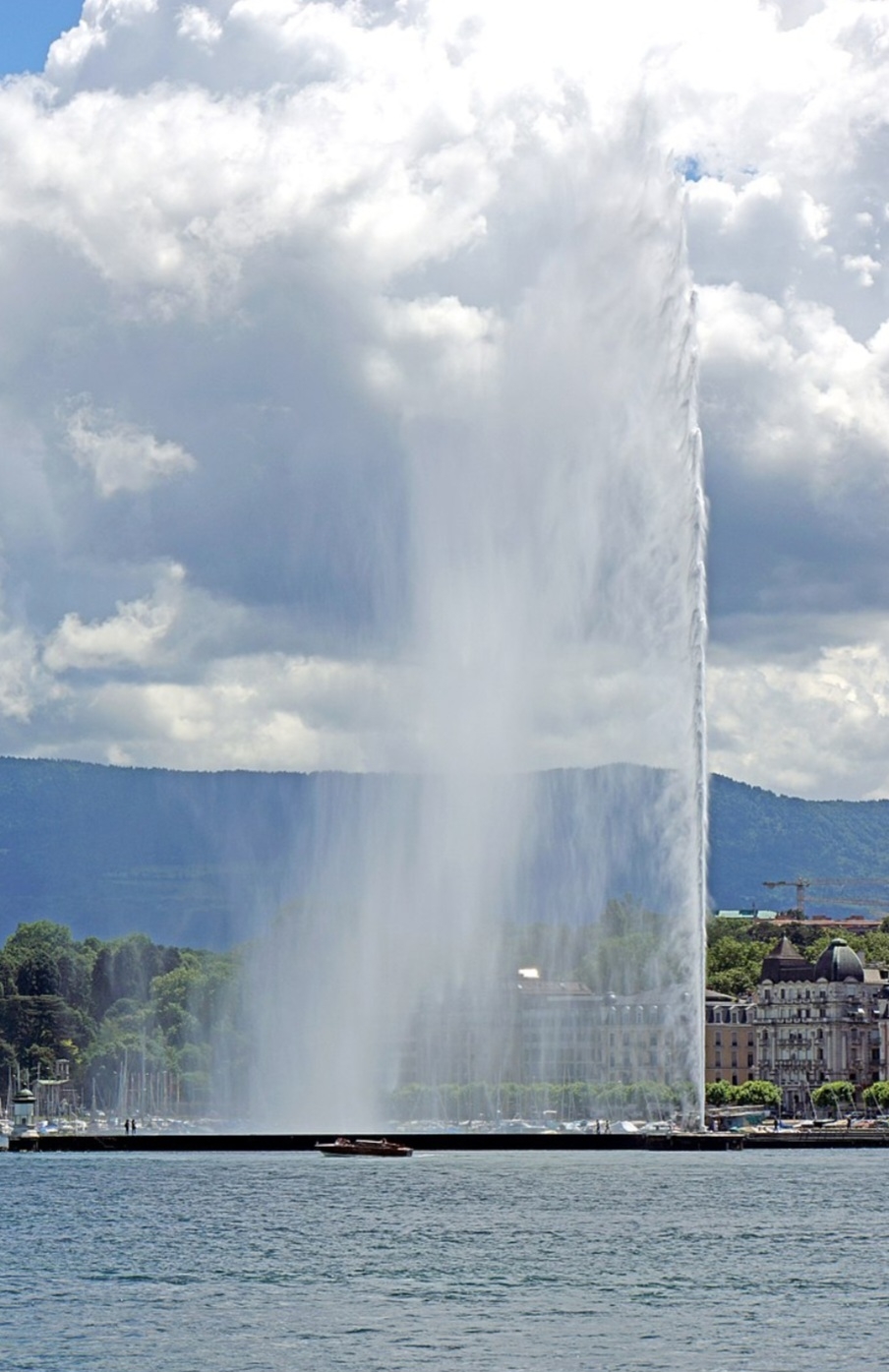 A fonte deixou de ser necessária como válvula de descompressão, porém os transeuntes apreciavam o jato de água. Genebra, então, decidiu torná-la uma atração turística. O segundo Jet d’eau foi colocado, então, num local mais proeminente no Jetée des Eaux-Vives. Reprodução: Flipar