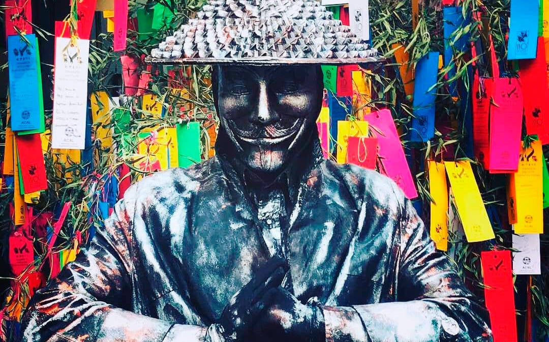 Artista de rua diverte turistas na Liberdade, em São Paulo. Foto: Reprodução/Instagram
