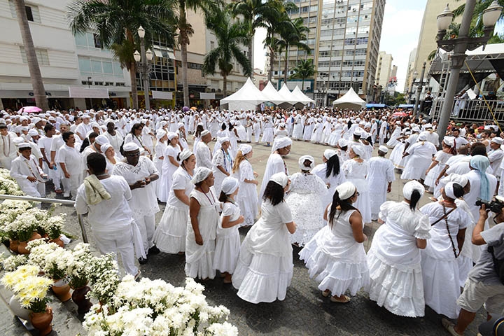 Na umbanda, são cultuados orixás, divindades masculinas e femininas associadas à natureza e à proteção dos seres vivos. Reprodução: Flipar