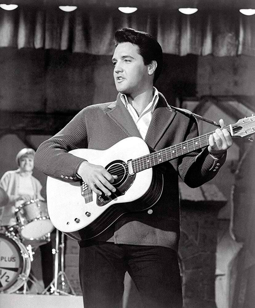 Elvis Presley em "Spinout - Minhas Três Noivas". Foto: Divulgação