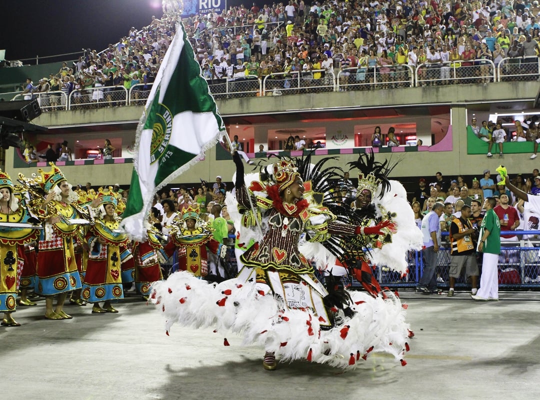 Erros na dança, assim como deixar enrolar a bandeira no giro podem tirar décimos importantes. O casal jamais pode ficar de costas um para o outro ou errar a pegada na bandeira. Um dos erros mais grosseiros de uma porta-bandeira é tocar com o pavilhão no chão da pista, visto que sua função também é protegê-lo e apresentá-lo ao público.  Reprodução: Flipar