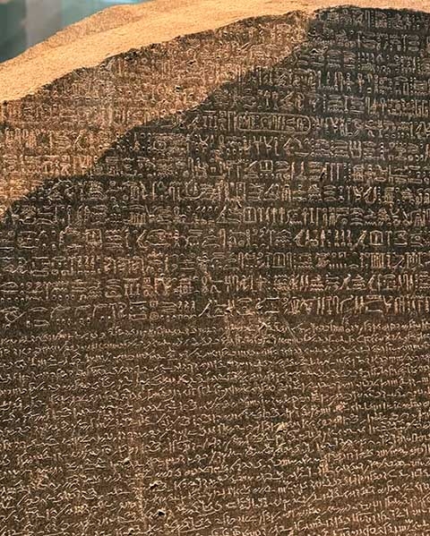 O que a torna extraordinária é o fato de conter o mesmo texto gravado em três sistemas de escrita diferentes. 
 Reprodução: Flipar
