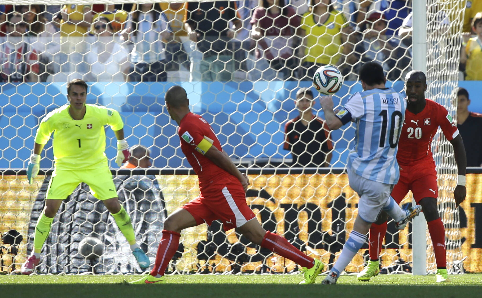 Messi arrisca, mas o chute passa sobre o gol de Benaglio. Foto: AP/PAULO WHITAKER