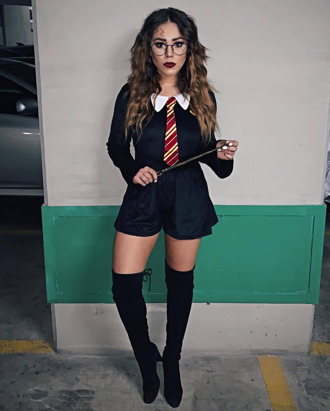 Danna Paola, de "Elite", escolheu homenagear o bruxinho Harry Potter neste Halloween. Foto: Reprodução/Instagram
