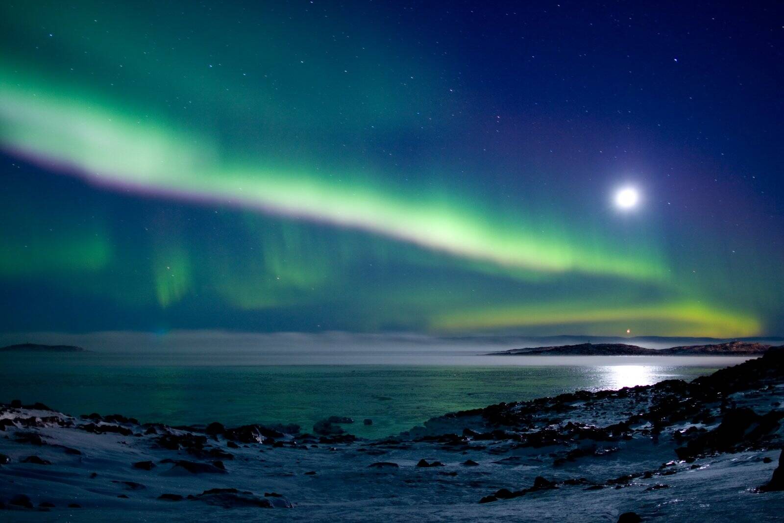 A cidade de Iqaluit possui uma população menor e menos poluição de luz, o que favorece o aparecimento de aurora boreal. Foto: Travel Nunavut