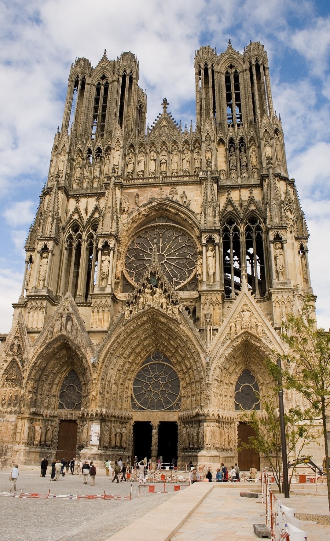 Catedral de Reims, em Reims, na França, foi construída em 1211, mas foi inaugurada somente em 1275. Reprodução: Flipar
