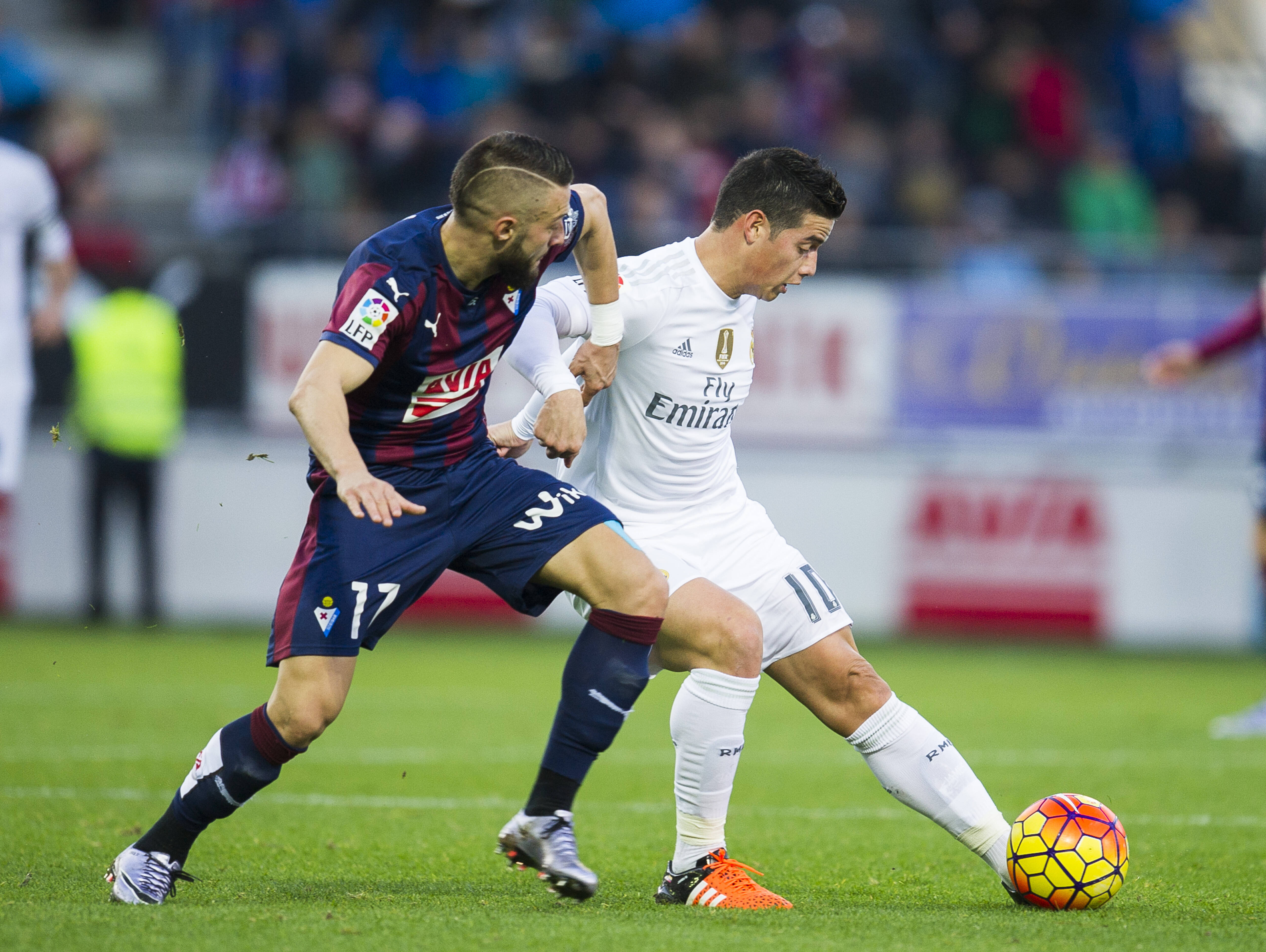 James Rodriguez protege a bola de David Junca; Real sofreu para bater Eibar  Juan Manuel Serrano Arce/Getty Images