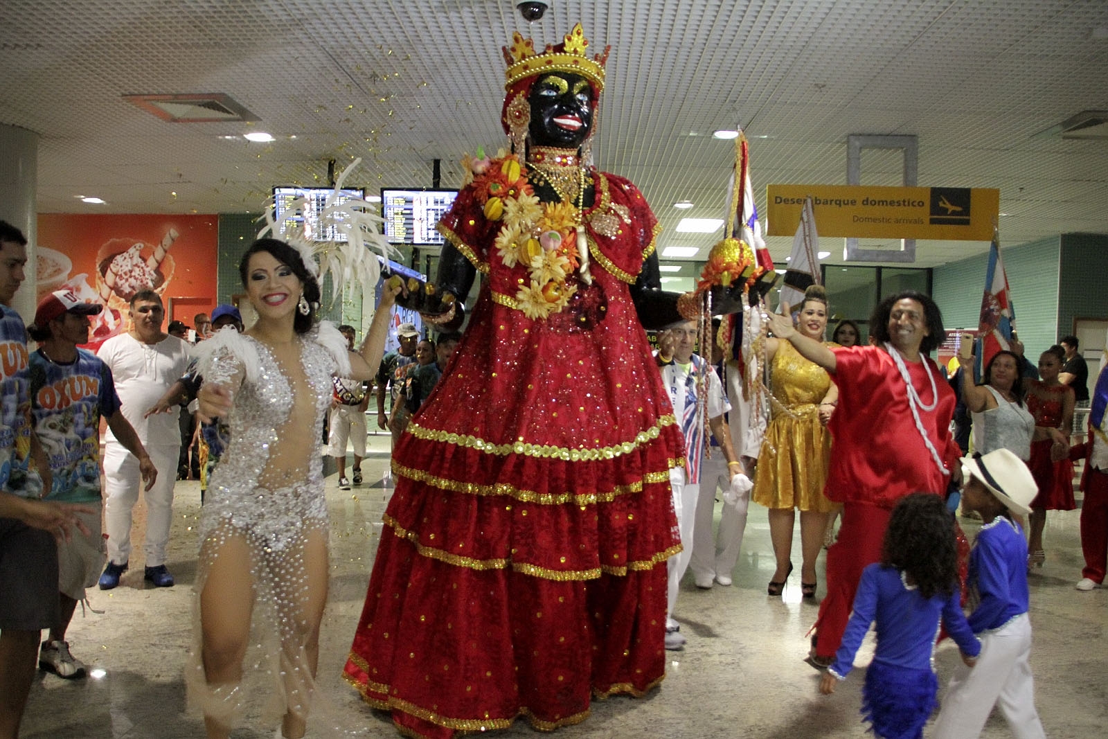 Em 1955 nasceu a tradição, que perdura até os dias atuais, de representar o início das festas carnavalescas com a chegada da boneca Kamélia a Manaus. Reprodução: Flipar