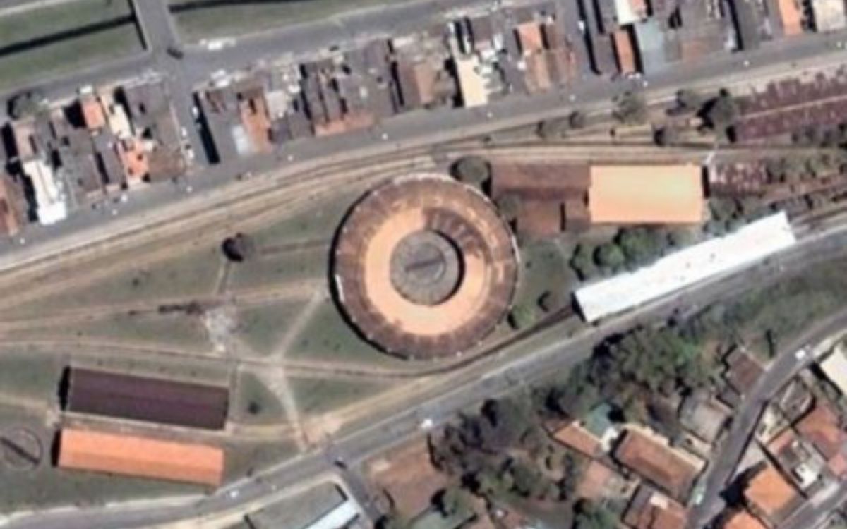 São João del-Rei (MG): A rotunda de São João del-Rei não tem data exata de construção registrada. O único dado aparece em relatório da Estrada de Ferro Oeste de Minas de 1895, que cita despesas de 121 contos de réis.  Nos anos 1970, a estrutura foi quase destruída, restando apenas as paredes de alvenaria e o girador. Em 1983, a RFFSA recuperou o espaço, transformando-o em oficina radial com 30 colunas de ferro fundido e formato poligonal de 30 lados.  Hoje, o prédio abriga o Museu Ferroviário.. Foto: Reprodução/Estações Ferroviárias do Brasil