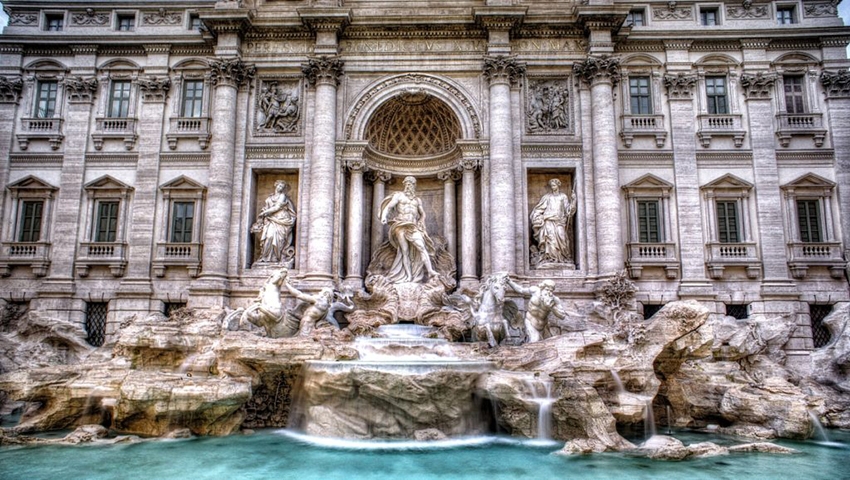 A Fontana di Trevi é uma das maiores atrações turísticas não só de Roma como de toda a Itália. 
