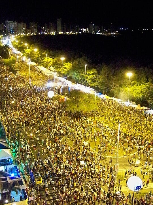 Em época de carnaval, uma multidão se reúne para percorrer trechos da orla de Aracaju numa festa de rua inspirada na folia de Salvador, na Bahia.  Reprodução: Flipar