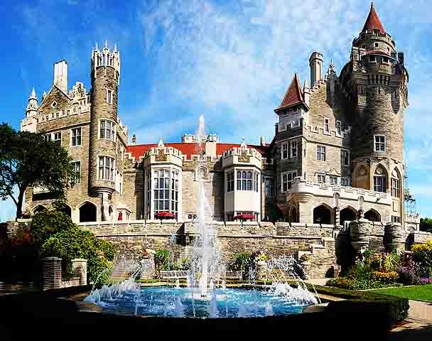 Casa Loma (1914) – Castelo histórico construído no estilo europeu, oferece uma viagem ao passado. Conta com móveis de época, jardins exuberantes e passagens secretas. É um dos cenários mais usados em filmes e séries.
 Reprodução: Flipar