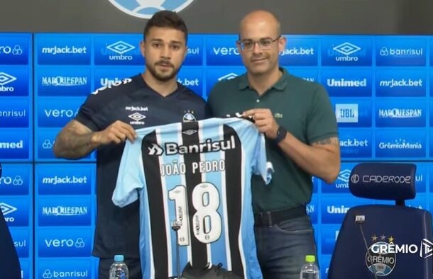 JOÃO PEDRO - Deveria ser  a principal opção de apoio, mas suas arrancadas não surtiram efeito. NOTA 5,0 - Foto:  Lucas Uebel/Gremio