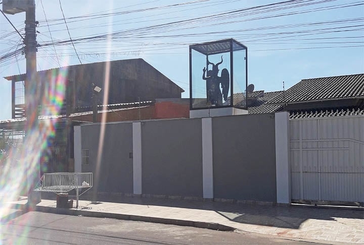 Em 2023, uma estátua de Baphomet colocada numa caixa de vidro no alto de uma casa assustou moradores de um bairro de Alvorada, no Rio Grande do Sul. O FLIPAR mostrou na ocasião.  Reprodução: Flipar