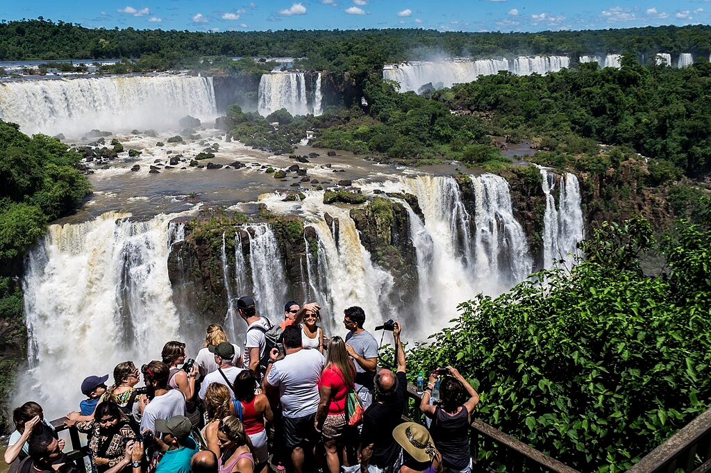 Em 2024, o parque alcançou a marca de 1.893.116 visitantes - a terceira maior de sua história, ficando atrás de 2019, quando recebeu 2.020.358 pessoas, e de 2018, quando 1.895.501 visitantes viram as cataratas. . Foto: Reprodução: Flipar