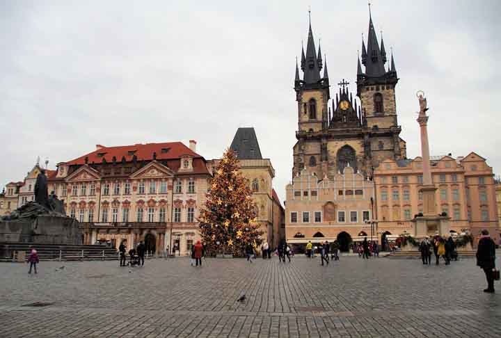 A árvore de Natal de Praga, capital da República Tcheca, é escolhida entre mais de 30 modelos diferentes. Ela fica no ponto central do Mercado de Natal, na Praça da Cidade Velha, e é uma das mais famosas da Europa. Reprodução: Flipar