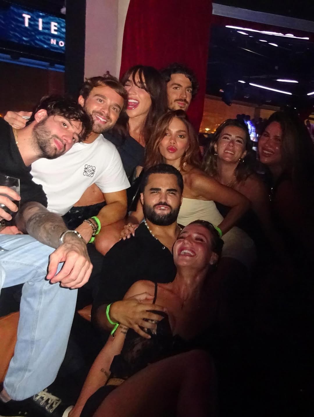 Anitta posa com o namorado e amigos em viagem na Europa. Foto: Instagram/Anitta