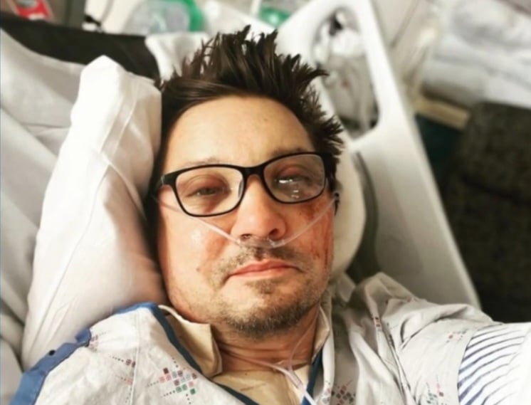 Na época da internação, Jeremy Renner publicou uma mensagem nas redes sociais agradecendo pelo apoio dos fãs, que acompanhavam seu dia a dia pelas publicações.
 Reprodução: Flipar