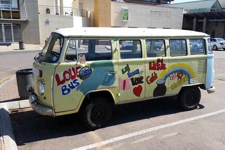 Durante décadas, a Kombi foi uma opção acessível para muitas famílias e pequenos empresários, o que contribuiu para ampliar sua circulação e fama. Reprodução: Flipar