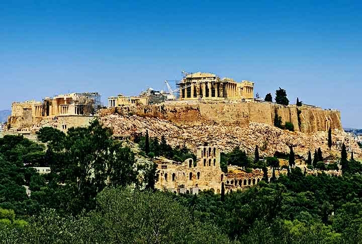 1) Acrópole, Grécia: É uma antiga cidadela localizada em uma colina rochosa que se eleva sobre a cidade de Atenas, na Grécia. É famosa por seus monumentos e templos, que datam principalmente do século 5 a.C., durante a Idade de Ouro de Atenas.  Reprodução: Flipar