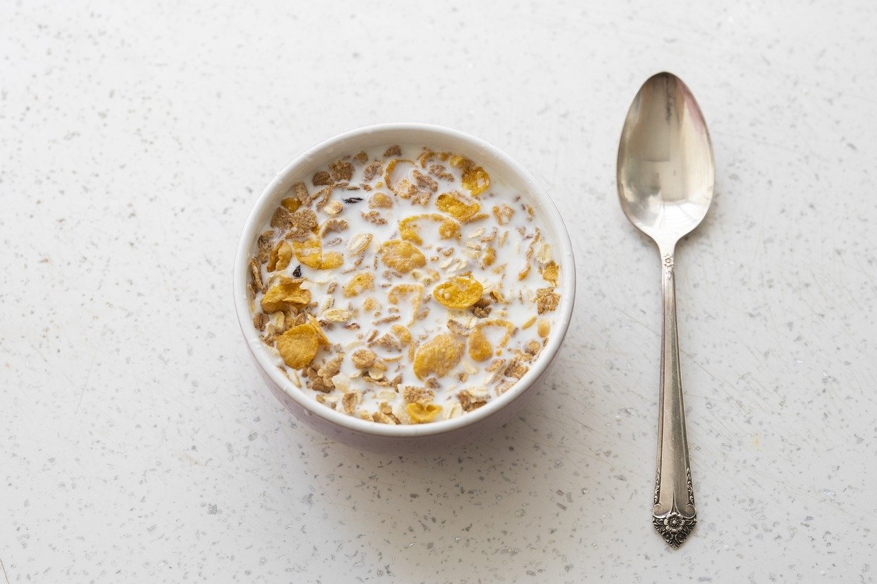 A aveia em grãos é forma mais pura e integra deste alimento, que pode ser cozido como cereal ou usado em granola.  Reprodução: Flipar