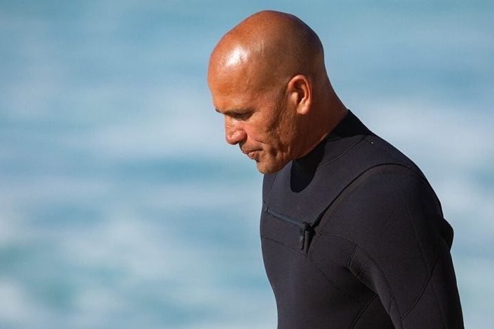 Mesmo após décadas de carreira, Slater continua competindo ocasionalmente e inspirando novas gerações de surfistas. Veja uma lista com outros dos melhores surfistas da história! Reprodução: Flipar