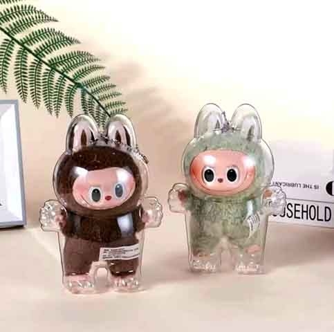 Essa parceria impulsionou a popularidade em países asiáticos e em outros continentes, tornando o boneco um fenômeno entre fãs de brinquedo de arte e cultura pop alternativa. 

 Reprodução: Flipar