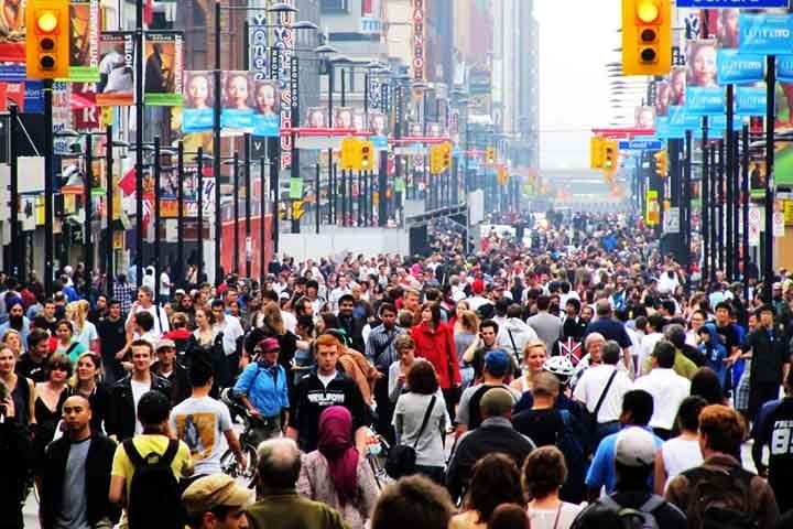 A cidade possui cerca de 2,9 milhões de habitantes, sendo a cidade mais populosa do Canadá. Sua diversidade cultural é marcante, com mais de 200 etnias e cerca de metade da população nascida fora do país. Reprodução: Flipar