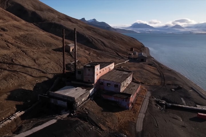 No século 20, várias nações exploraram minas de carvão em Svalbard. Porém, com a crescente preocupação ambiental, essa dependência do carvão tem sido questionada.  Reprodução: Flipar
