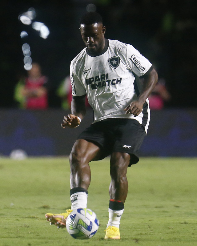 Vasco vence Botafogo, deixa Z4, e briga pelo título do Brasileirão embola  de vez