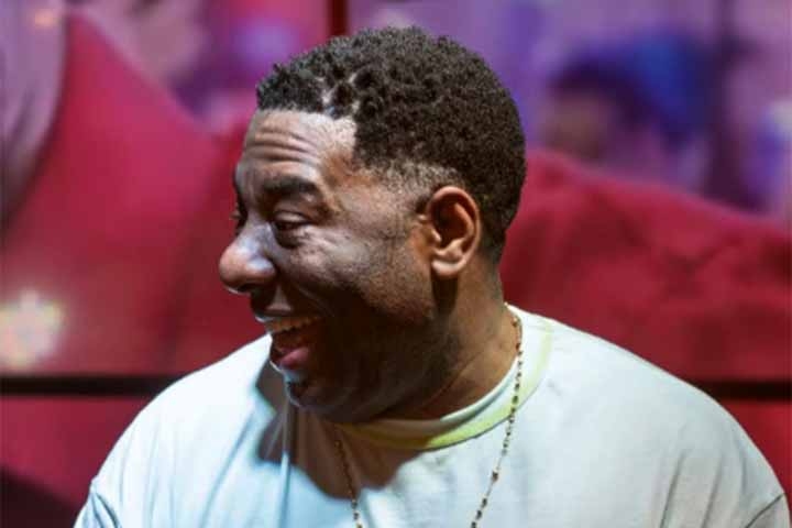 Em sua trajetória, Netinho de Paula esteve no centro de algumas polêmicas. Em fevereiro de 2005, o cantor foi acusado de agredir sua então esposa, Sandra Crunfli. Na época, fotos com a decoradora de olhos roxos tiveram grande repercussão. Reprodução: Flipar