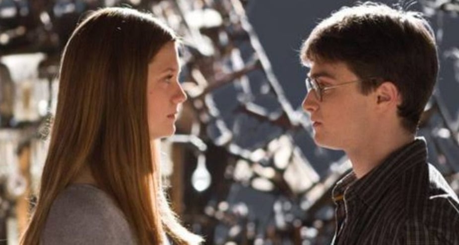 Harry Potter e Gina Weasley - Para os mais jovens, a saga de Harry Potter trouxe, além de muita magia, dois romances que se concretizaram no decorrer da sequência de livros/filmes. Um deles é o romance do próprio Harry com Gina Weasley. O público torce e eles, de fato, se casam no fim da história.  Reprodução: Flipar