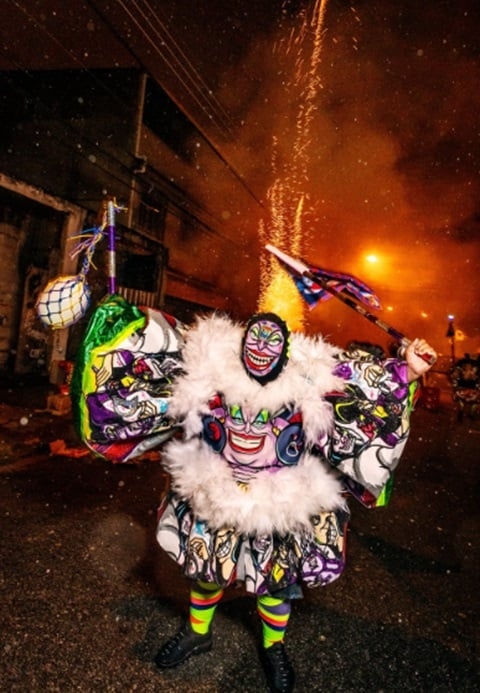A saída dos grupos/turmas é uma festa com queima de fogos de artifício, equipe de som, churrascos ao som de samba e funk. Reprodução: Flipar