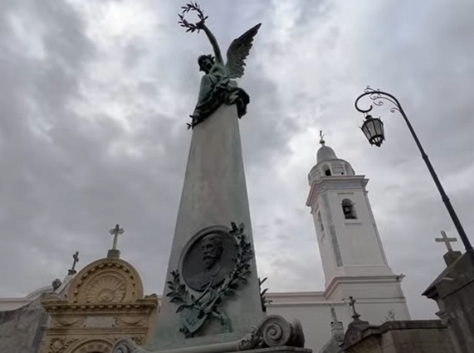 Cemitério da Recoleta - Inaugurado em 1822, o Cemitério da Recoleta é um dos mais famosos do mundo, conhecido por seus mausoléus ornamentados. É o local de descanso de muitas figuras históricas argentinas, incluindo Eva Perón. Reprodução: Flipar