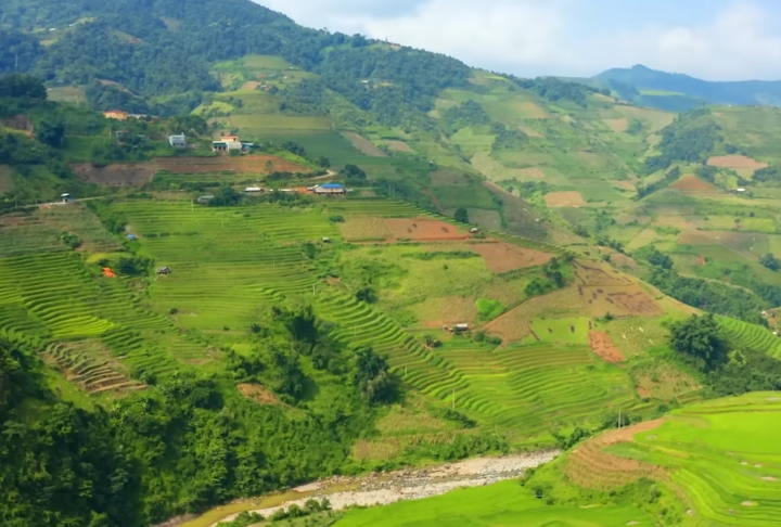 Apesar do risco, as pessoas veem uma vantagem porque, devido às erupções, o vulcão solta minerais na terra, auxiliando na agricultura. O magnésio, cobre, ferro, zinco e o enxofre, por exemplo, são nutrientes importantes para as plantas.  Reprodução: Flipar