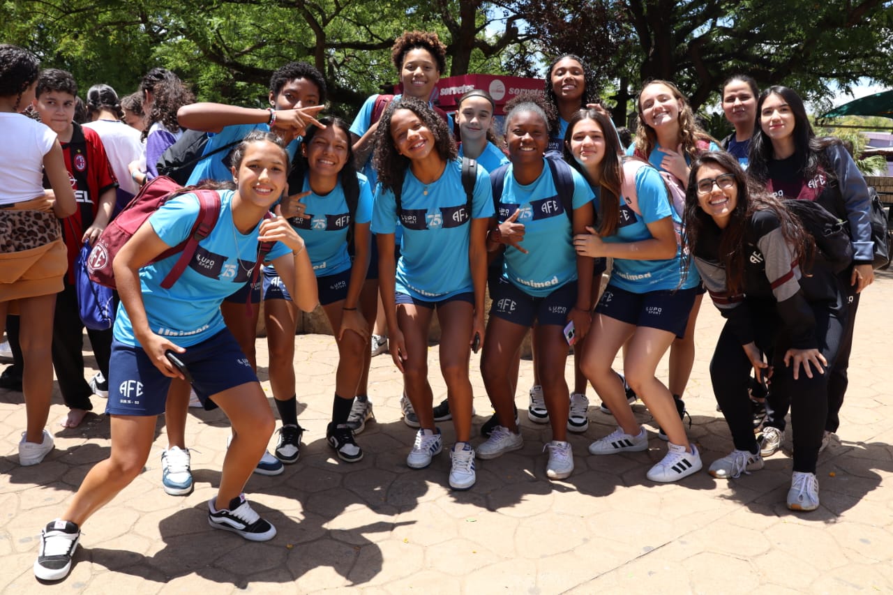 Atletas e comissão técnica da Ferroviária têm dia divertido no Hopi Hari, com direito a anúncio oficial de parceria entre a equipe e o parque. Foto: Fotografia: Pedro H Lopes
