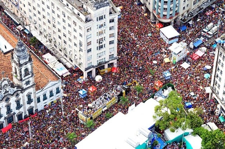 Praça do Comércio – Recife, PE - Localizada no Bairro do Recife, essa praça histórica remonta ao período colonial e fica às margens do Rio Capibaribe. Seu charme está na arquitetura preservada, nos casarões coloridos e no movimento cultural ao redor. É um ponto turístico que combina história e uma bela paisagem.
 Reprodução: Flipar