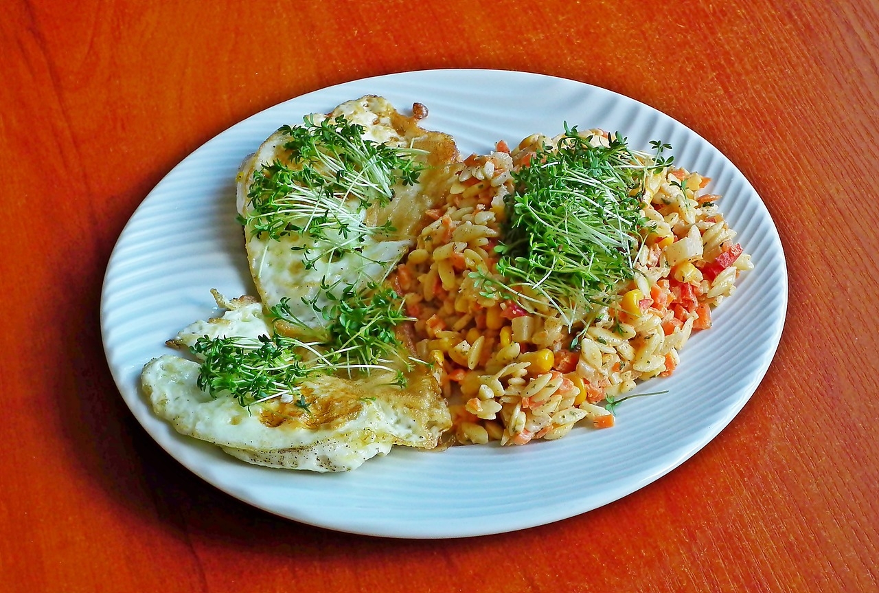 Ele também pode acompanhar um delicioso risoto ou fazer parte da mistura com o arroz refogado. O Risoto de Agrião deve ser servido logo após o final do cozimento para que o arroz não resseque. Reprodução: Flipar