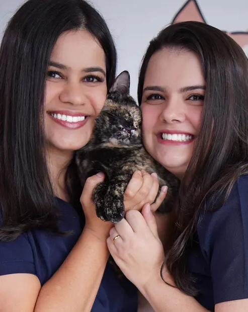 Francyeli Salino e Bárbara Nigro são veterinárias e tutoras de Vick, que foi adotada em janeiro de 2023, após ser resgatada das ruas por uma ONG 