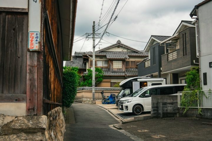 Isso ocorre pois o valor está mais no terreno do que na construção em si. Por isso, a maioria das casas se desvaloriza com o tempo.  Reprodução: Flipar