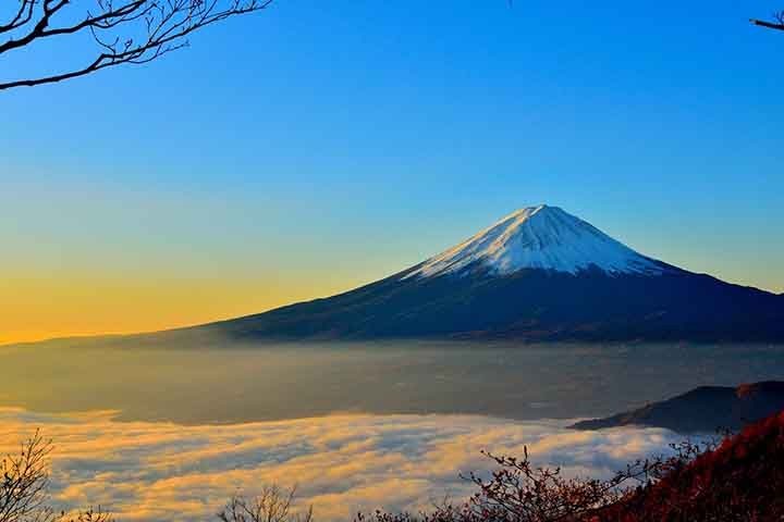 Autoridades japonesas anunciaram planos que podem surpreender fotógrafos e turistas que acompanham de perto o Monte Fuji, em Fujikawaguchiko. Isso porque, em resposta às queixas locais, o plano é a construção de uma barreira de 2,5 metros de altura e 20 metros de comprimento para obstruir a visualização do monte. Reprodução: Flipar