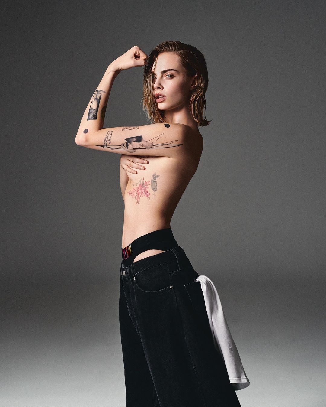 Cara Delevingne fica só de calcinha para a campanha para o Mês do Orgulho Reprodução/Instagram/Calvin Klein