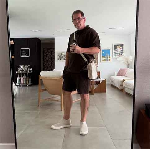 Hassum já havia realizado uma cirurgia bariátrica em 2014, que o ajudou a perder 63 kg inicialmente. Recentemente, ele enfatizou a importância de buscar ajuda profissional e manter a disciplina para alcançar e manter a saúde desejada.
 Reprodução: Flipar