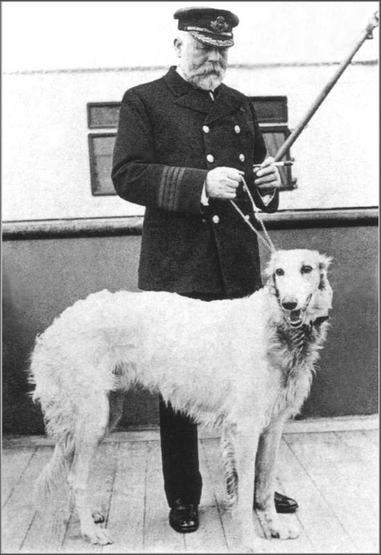 O capitão do Titanic, Edward John Smith, em foto com um cão da raça Borzoi, acredita-se que se tratava de seu próprio pet. Foto: Reprodução